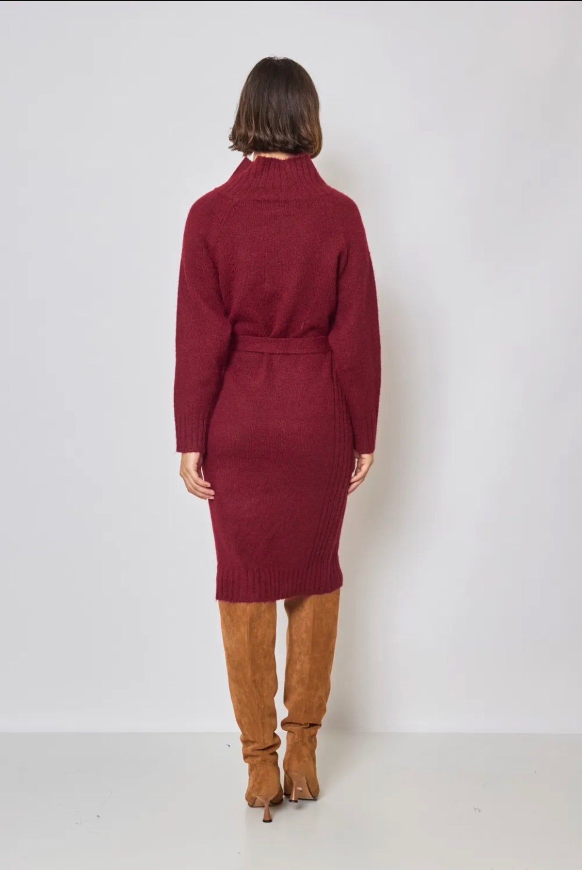 Robe Kiara bordeaux - détail col et boutons dorés